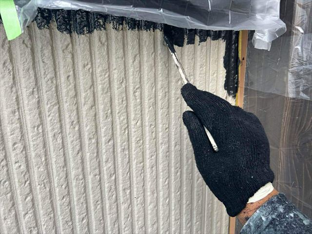 ハケで外壁塗装の中塗り