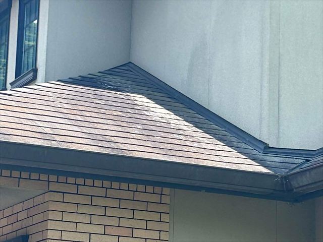 色褪せて苔が発生したスレート屋根