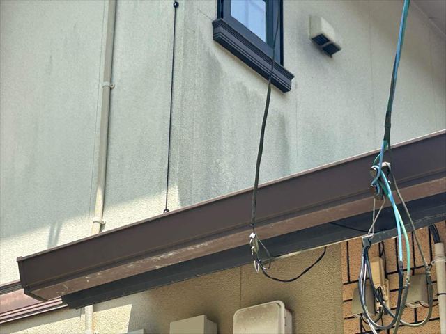 黒く汚れた外壁