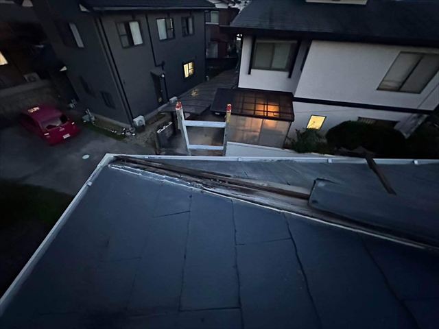 棟板金の剥がれて落下したスレート屋根