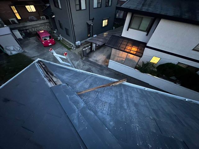 棟板金の剥がれて落下したスレート屋根