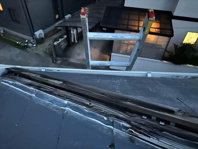 棟板金の下地（貫板）の腐食