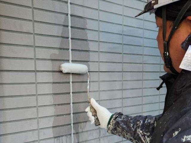 外壁に下塗り