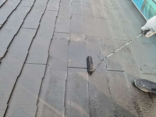 スレート屋根の屋根塗装での上塗り