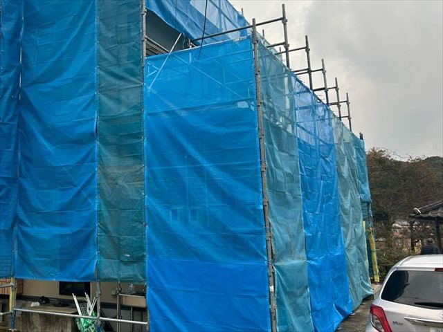 足場に取り付けた養生シート
