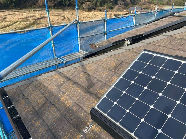 色褪せて苔が発生したスレート屋根