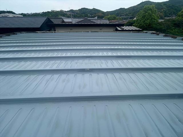 勾配がほとんどない金属屋根