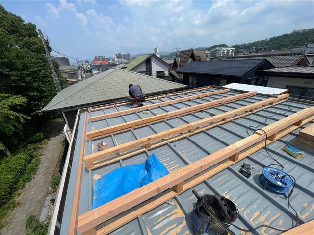 下松市で雨漏り解決・屋根カバー工事｜勾配を付けるための下地組み