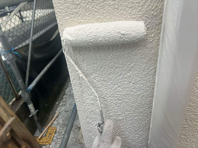 ローラーでの下塗り