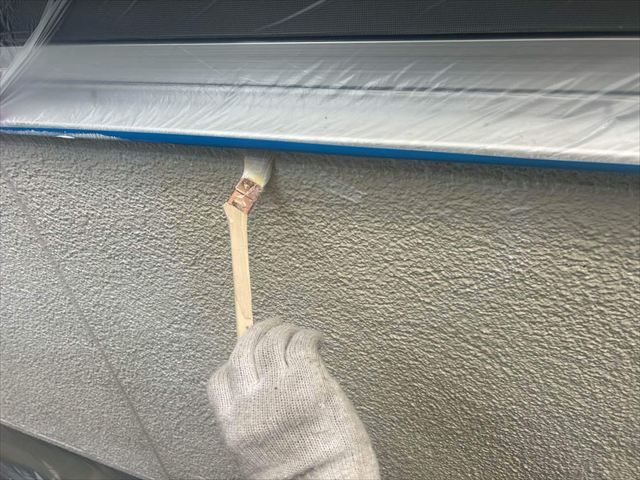 ハケでの下塗り