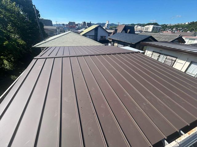 屋根カバー工事の施工後の金属屋根
