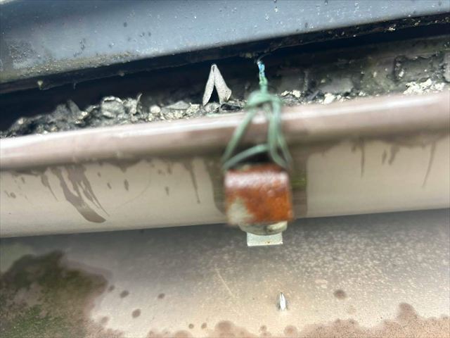 雨樋の固定金具の錆