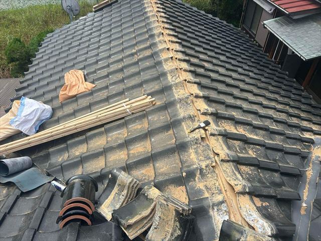 既存の棟瓦の撤去