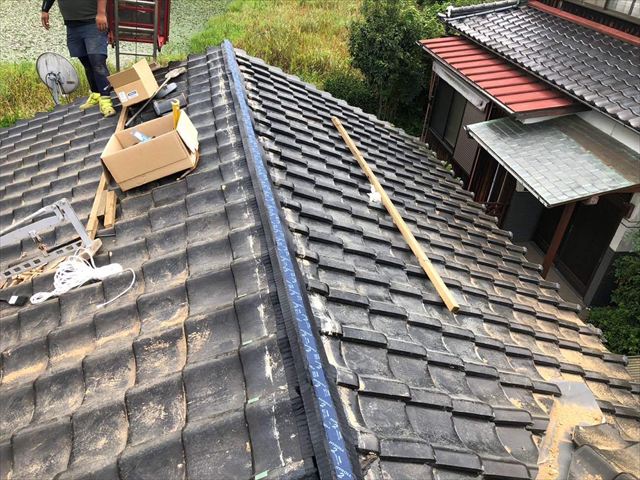 棟瓦の取り直し工事で乾式面戸シート（ハイロール）の取り付け