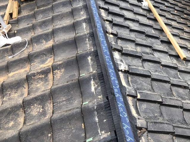 棟瓦の取り直し工事でハイロールの取り付け