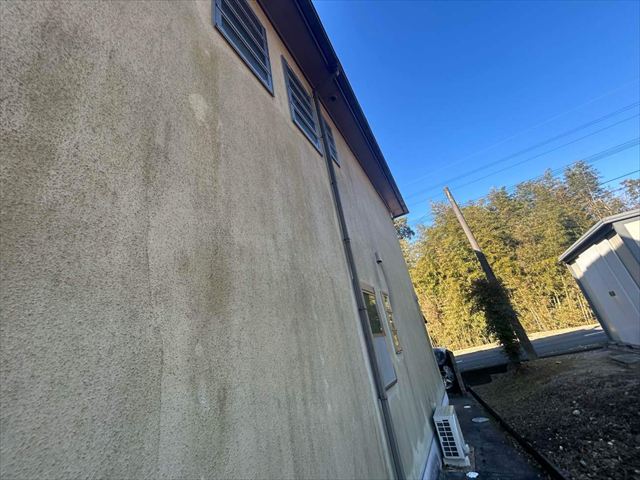 汚れが目立つ外壁