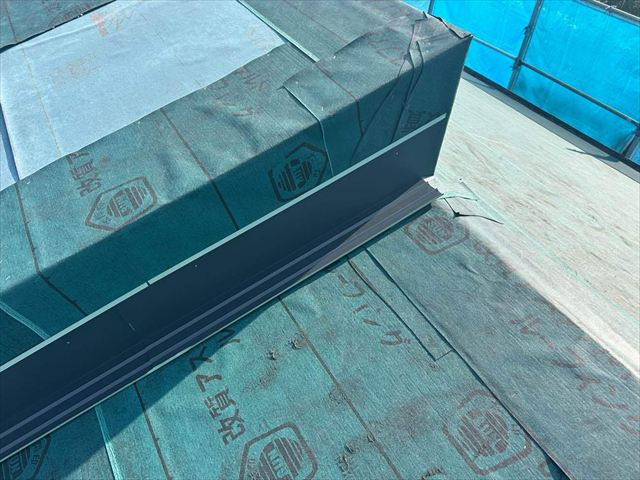 下松市で屋根葺き替え｜捨て板金の設置と金属屋根材セネター施工