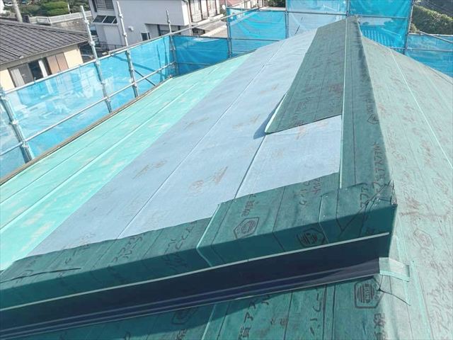 屋根の取り合い部分の捨て板金