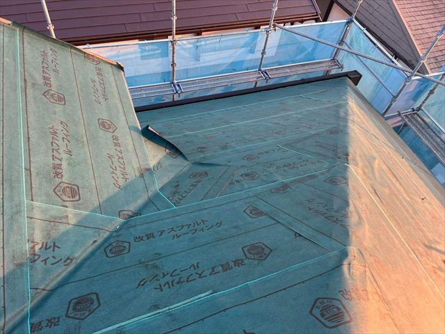 周南市で屋根カバー工事｜ドーマー付き屋根にルーフィングと金属屋根材施工