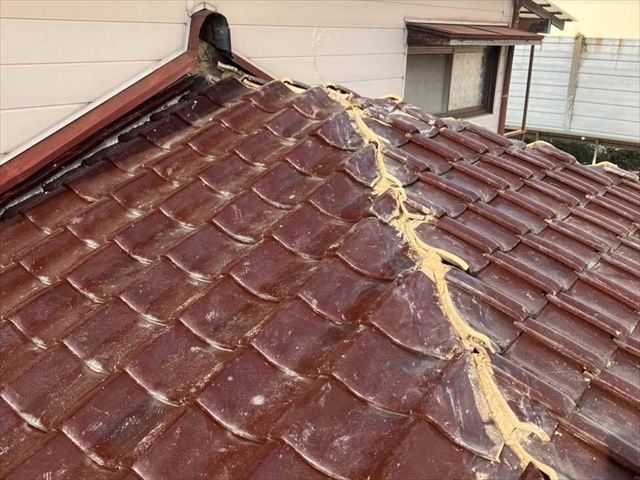 棟瓦の取り直し工事で棟瓦の撤去