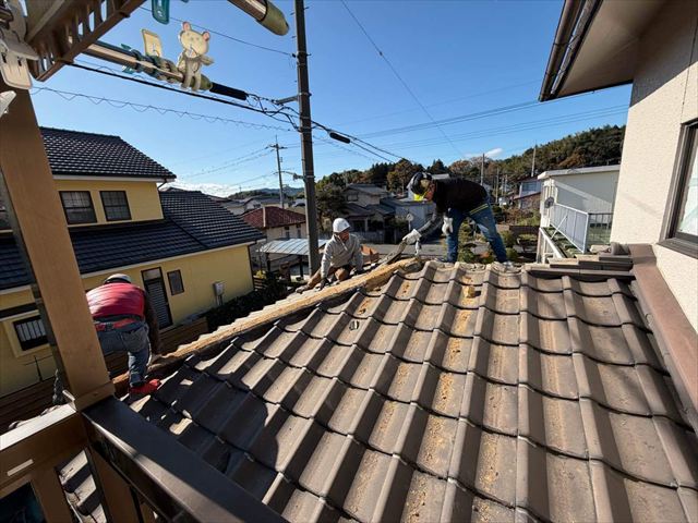 周南市で雨漏り被害の屋根葺き替え工事！瓦屋根の撤去作業