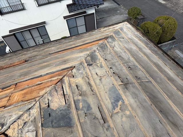 葺き替えで屋根材の撤去