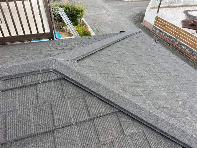 周南市の屋根葺き替え工事完成！金属屋根材と雨押え板金の施工