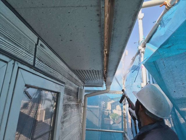 下松市で外壁の汚れを丁寧に落とす高圧洗浄工事、軒天や窓まわりまでしっかり洗い上げました