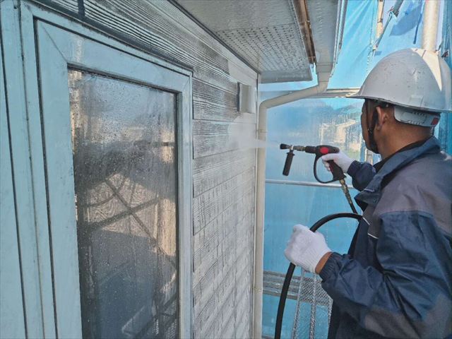窓横の外壁を洗浄中