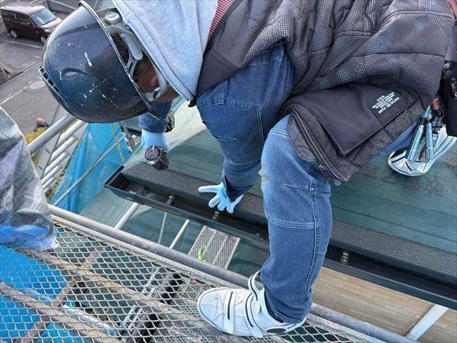 周南市の屋根カバー工事｜軒先水切り板金の取り付けと屋根材施工