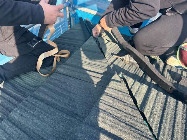 周南市の屋根カバー工事が完了｜棟板金の取り付けと仕上がりレポート