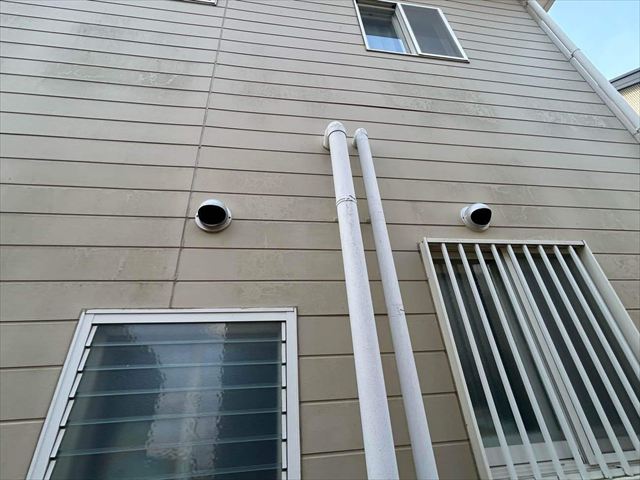 色褪せて汚れた外壁