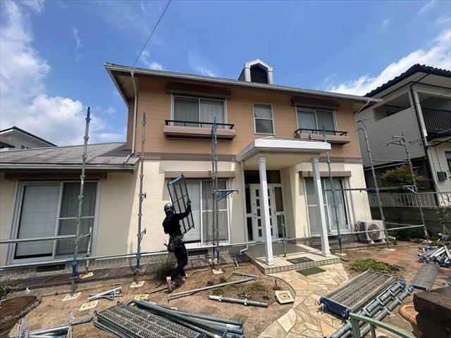 周南市で外壁塗装の足場設置スタート！飛散防止ネットで近隣も安心な施工体制