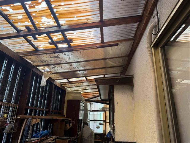 穴が開いた波板