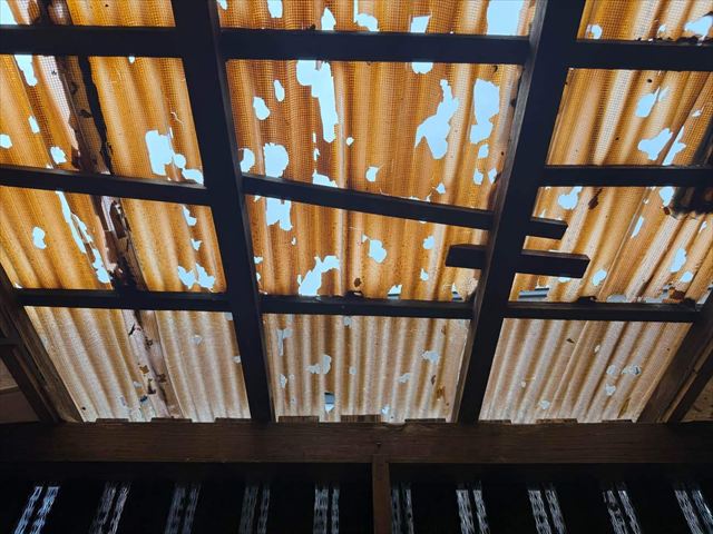 穴が開いた波板