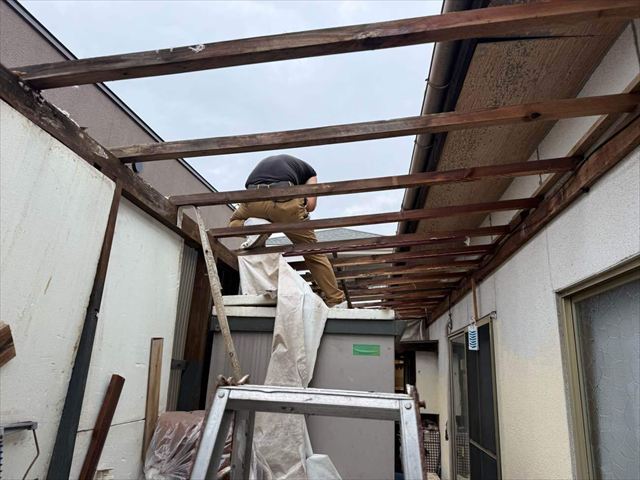 1. 既存波板・傷んだ木下地の撤去