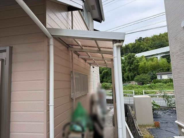 施工前の差掛けの波板屋根