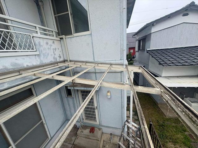 波板を撤去後の差掛け屋根