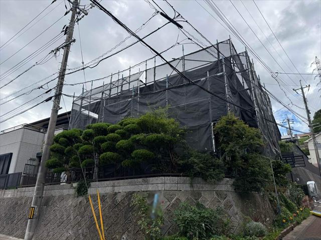 飛散防止ネットを張った足場