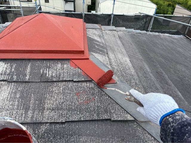 屋根塗装の棟板金の下塗り