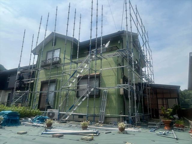 周南市で足場を設置し緑色の外壁を囲って安全な作業環境を整えた現場