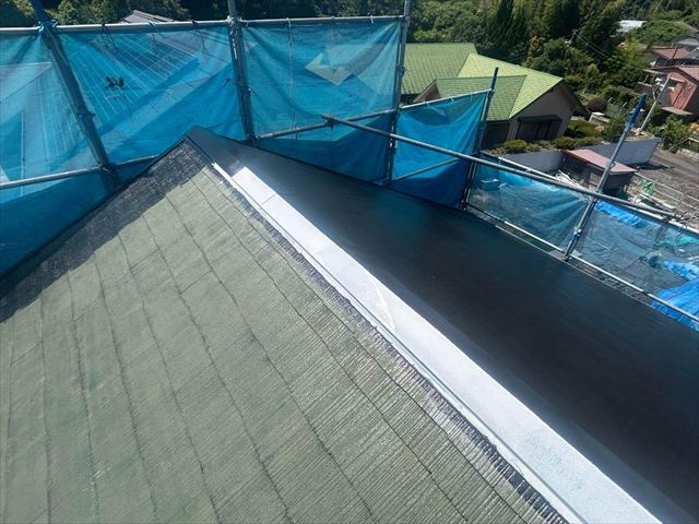 屋根塗装の中塗り途中