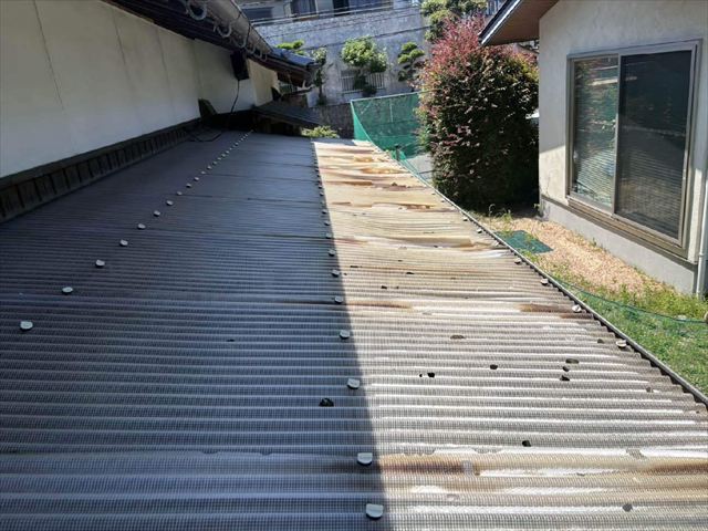 劣化した波板