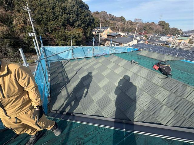 新しい屋根材の施工