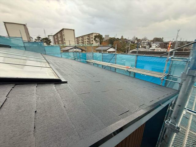 OMソーラーが設置されたスレート屋根の施工後