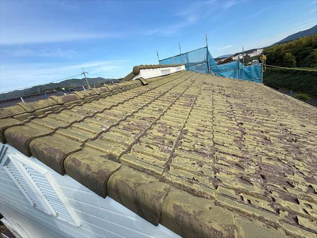 塗膜が剥がれた乾式洋瓦屋根