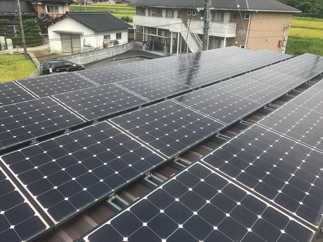 折板屋根に設置された太陽光パネル