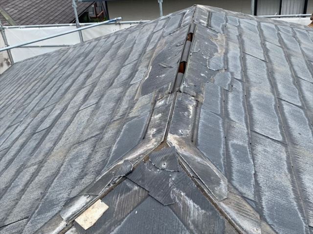 棟板金を撤去したスレート屋根