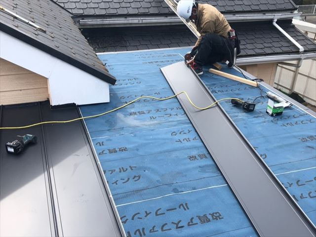 立平葺きで屋根材を葺く作業