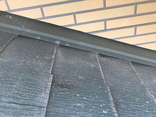 屋根と外壁との取り合い部の雨押え板金